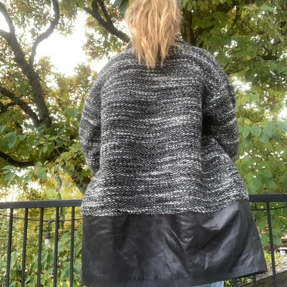 Danier winter cocoon coat sz M with leather trim - Picture 10 of 12